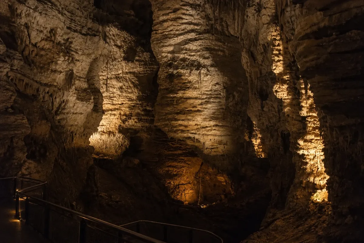 Aranui Cave
