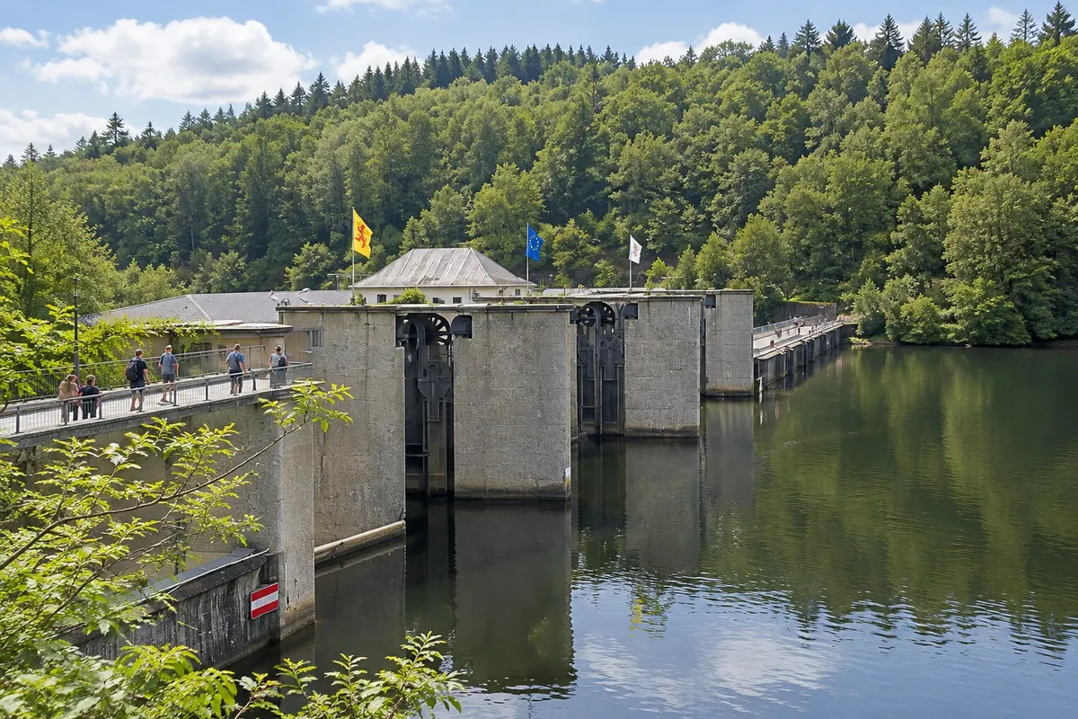 Lac et barrage de Nisramont