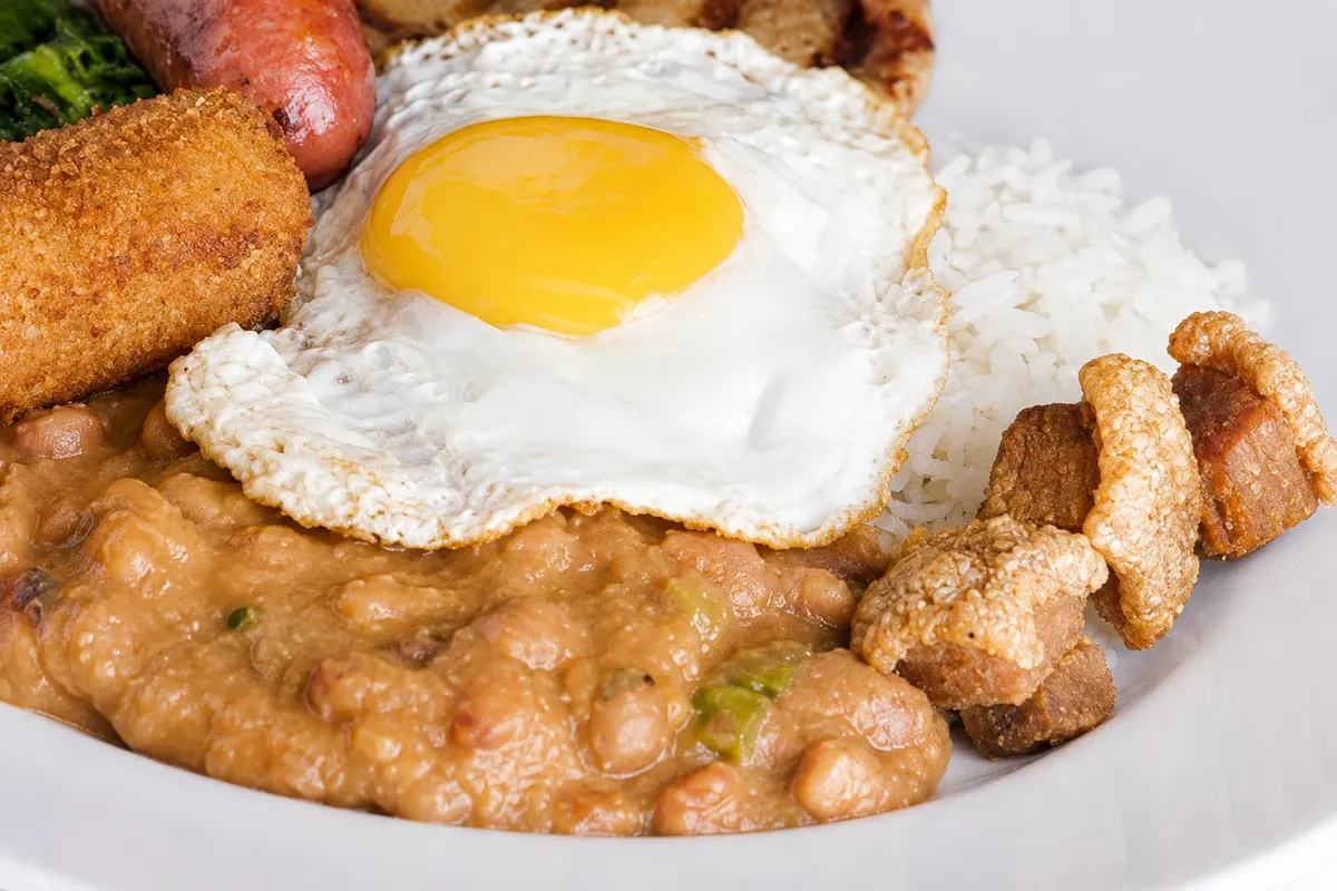 Virado à paulista — detail of the food or preparation.