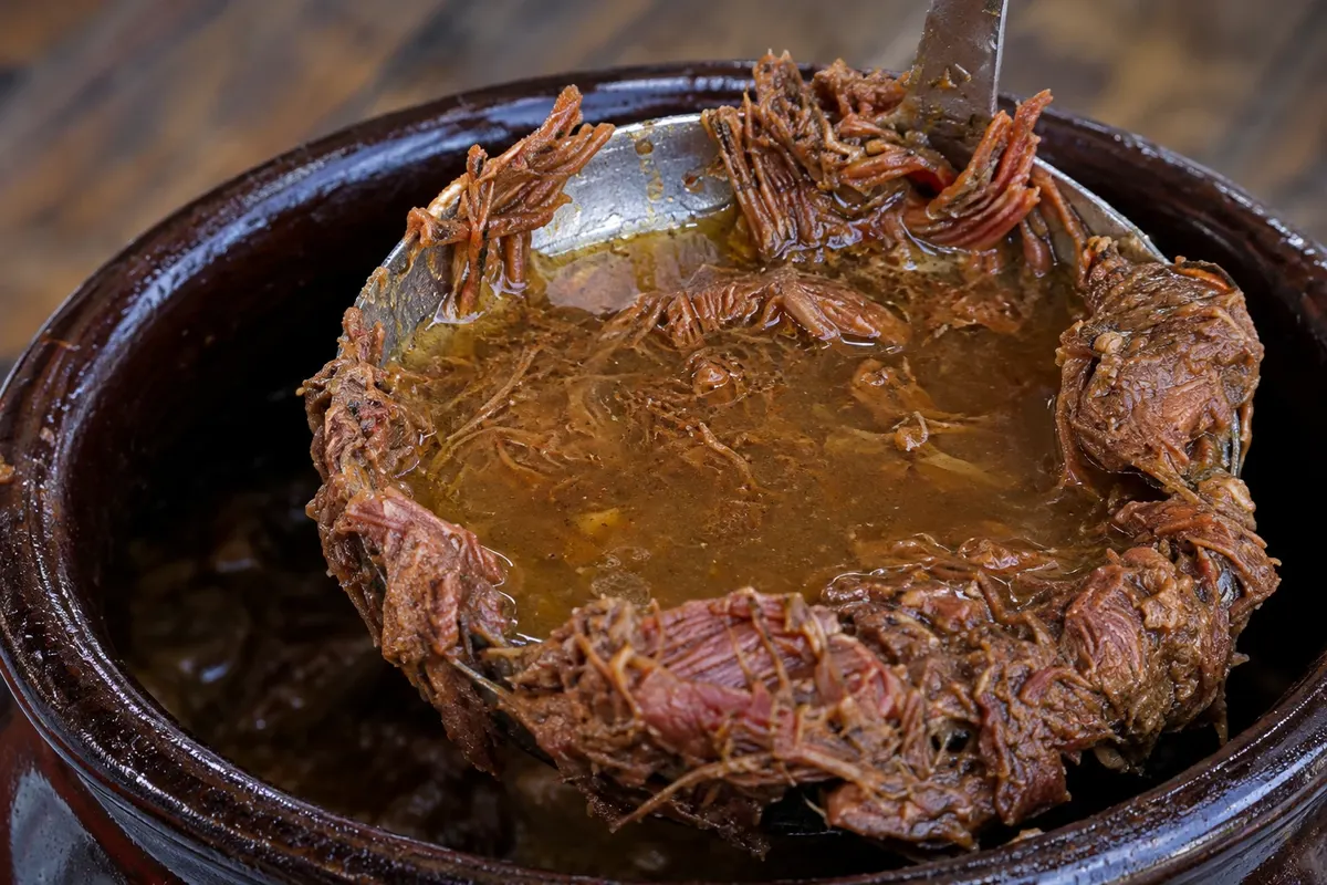 Barreado — detail of the food or preparation.