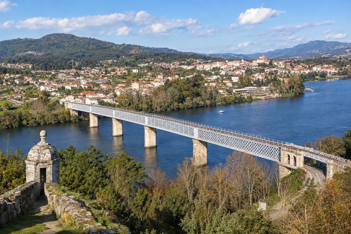 Porto–Vigo–Santiago de Compostela en tren