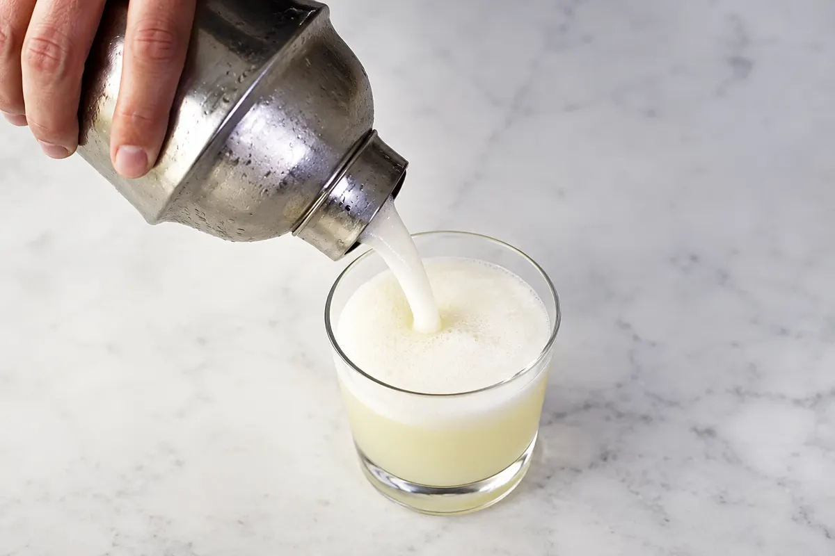Pisco sour: preparation or service.