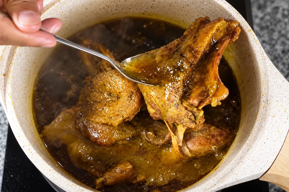Arroz con pato: preparation or service.